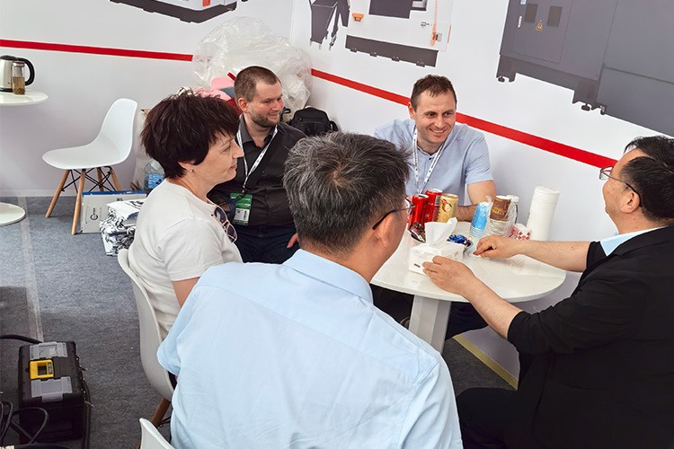 熱烈慶祝山東萬利高速金屬切割圓鋸機(jī)出口西班牙